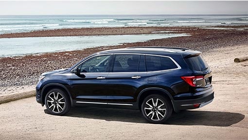 Honda Pilot 2021 stationné sur un terrain de football